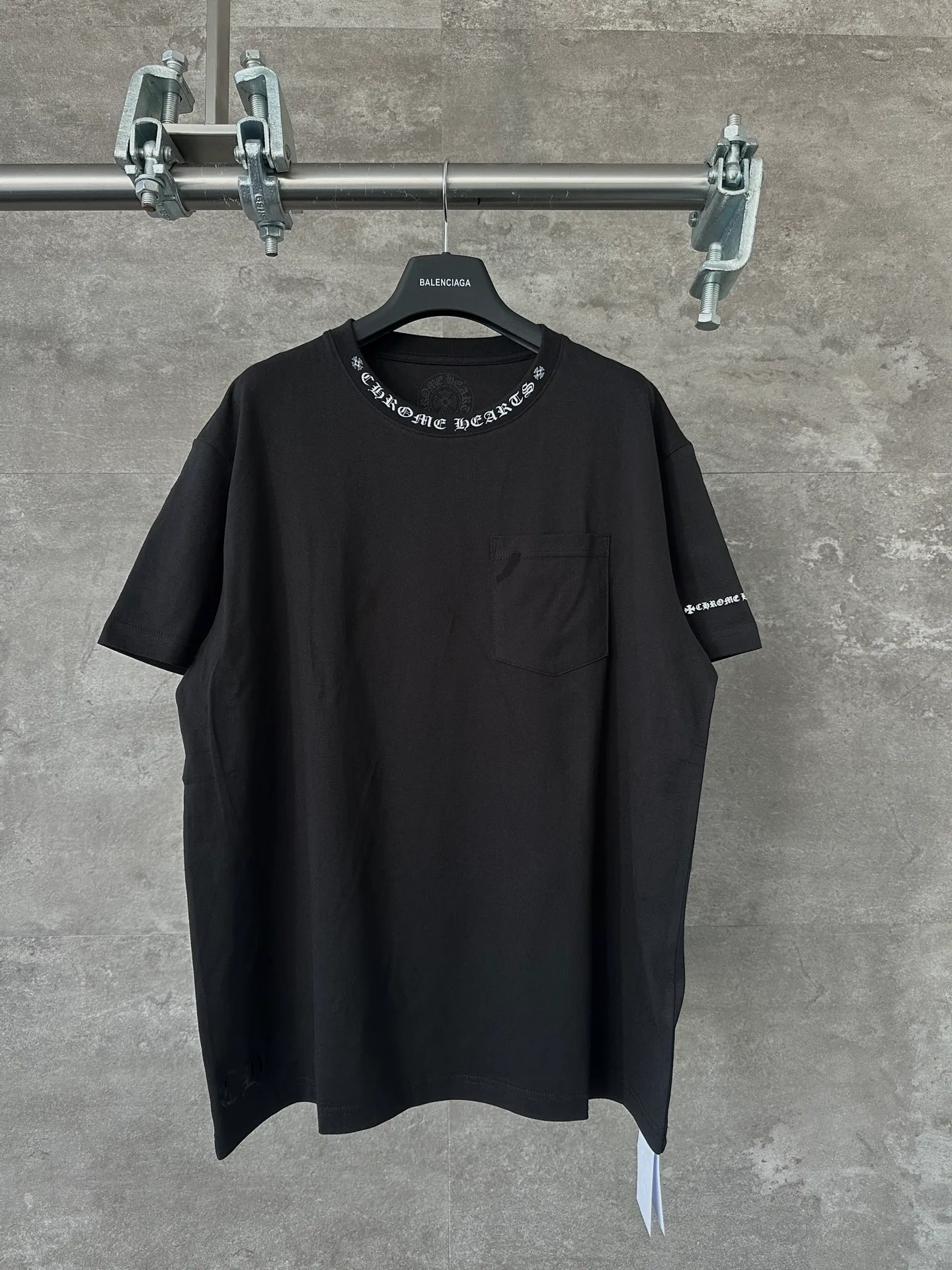 🅿️250 🔥 CH Crow Heart Classic Pocket Neck Sanskrit Printed Casual Loose Short-Sleeved T-Shirt, Same Style for Men and Women, Black Print and White Color Matching, Size S M L, Full Size Available from Stock. Process Description: Made of combed cotton high-density ice-permeable fabric, ribbed custom-dyed, printed with imported glue, every wiring detail is strictly in accordance with YB to achieve 100% restoration of ZG quality